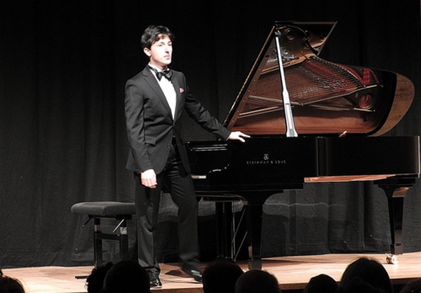 Ismaël Margain- concert à Domme en avril 2018. Photo Claude Lahalle OFFICE DE LA CULTURE DOMME, spectacles, théâtre, concert, expositions, conférences : nous faisons tout pour que l'Acropole du Périgord soit une ville vivante et colorée
