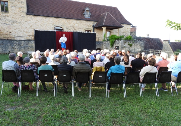 Manifestations culturelles à Domme en Dordogne Périgord