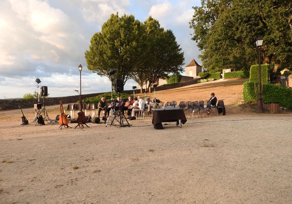 Manifestations culturelles à Domme en Dordogne Périgord