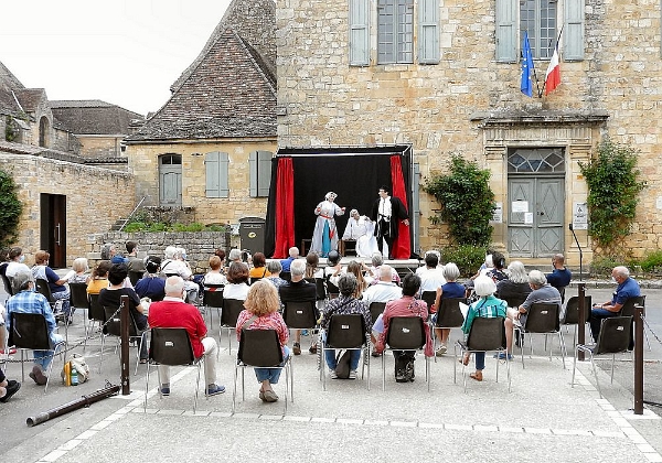 Manifestations culturelles à Domme en Dordogne Périgord